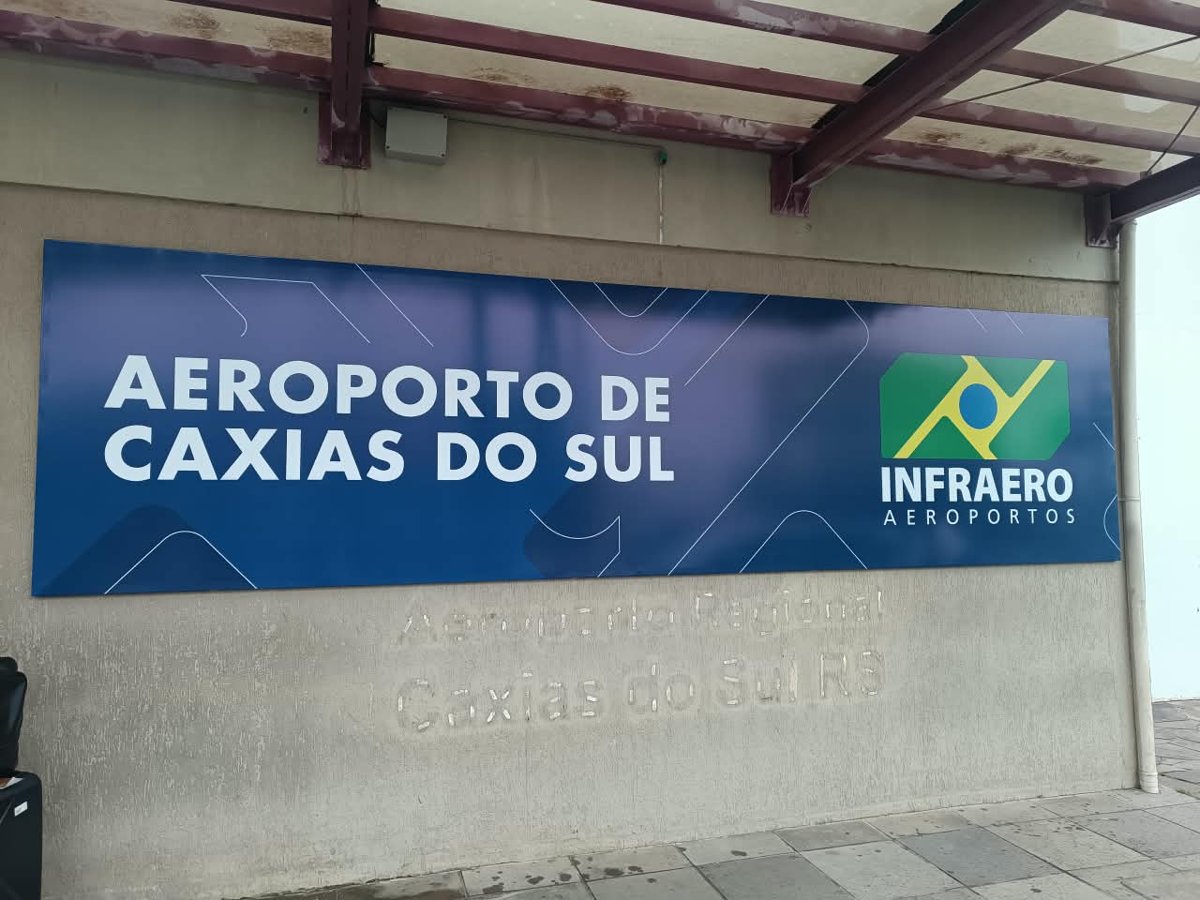 Infraero remove antiga identificação e instala sinalização provisória no Aeroporto de Caxias do Sul