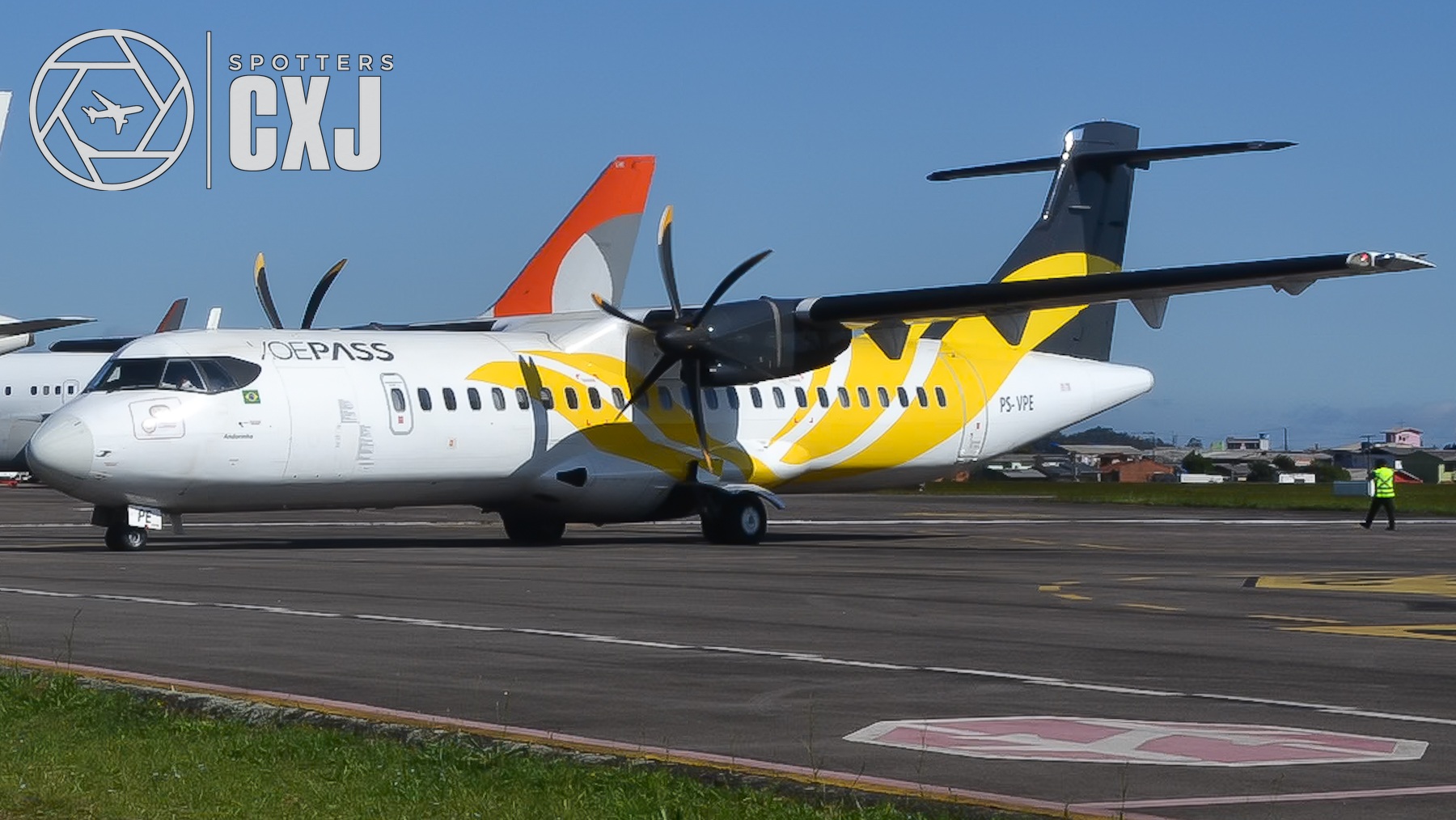 ATR-72-212A (600) · AT76 · PS-VPE · Hugo Cantergiani Regional Airport (CXJ / SBCX) — Caxias Do Sul / BR — -29.197183, -51.187647 · Este ATR da VoePass precisou de dois balizadores para parar no pátio, contendo mais três aeronaves comerciais e uma aeronave da aviação geral