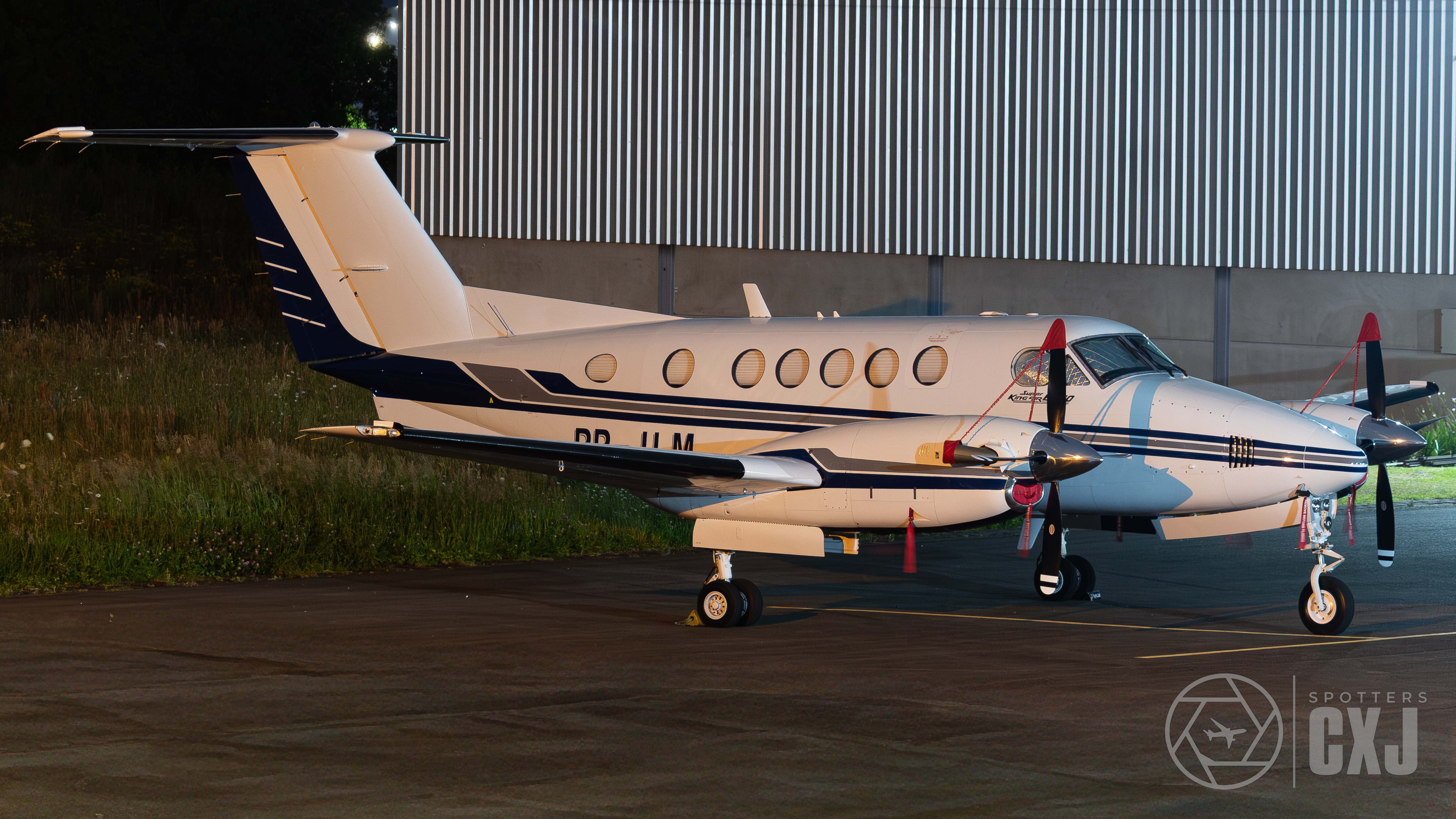 B200 · BE20 · PP-JLM · Hugo Cantergiani Regional Airport (CXJ / SBCX) — Caxias Do Sul / BR — -29.197183, -51.187647 · No dia 30/10/2026 tivemos um intenso fluxo de tráfegos da aviação geral em SBCX entre eles, incluindo o belo Hawker beechcraft B200 de matrícula PP-JLM, que ficou hangarado no patio B, a aeronavecuja fabricação conta em 1997 é um dos maiores sucessos da Beechcraft, a aeronave é configurada para o RBAC 91, e é autorizada a operar IFR-NOTURNO