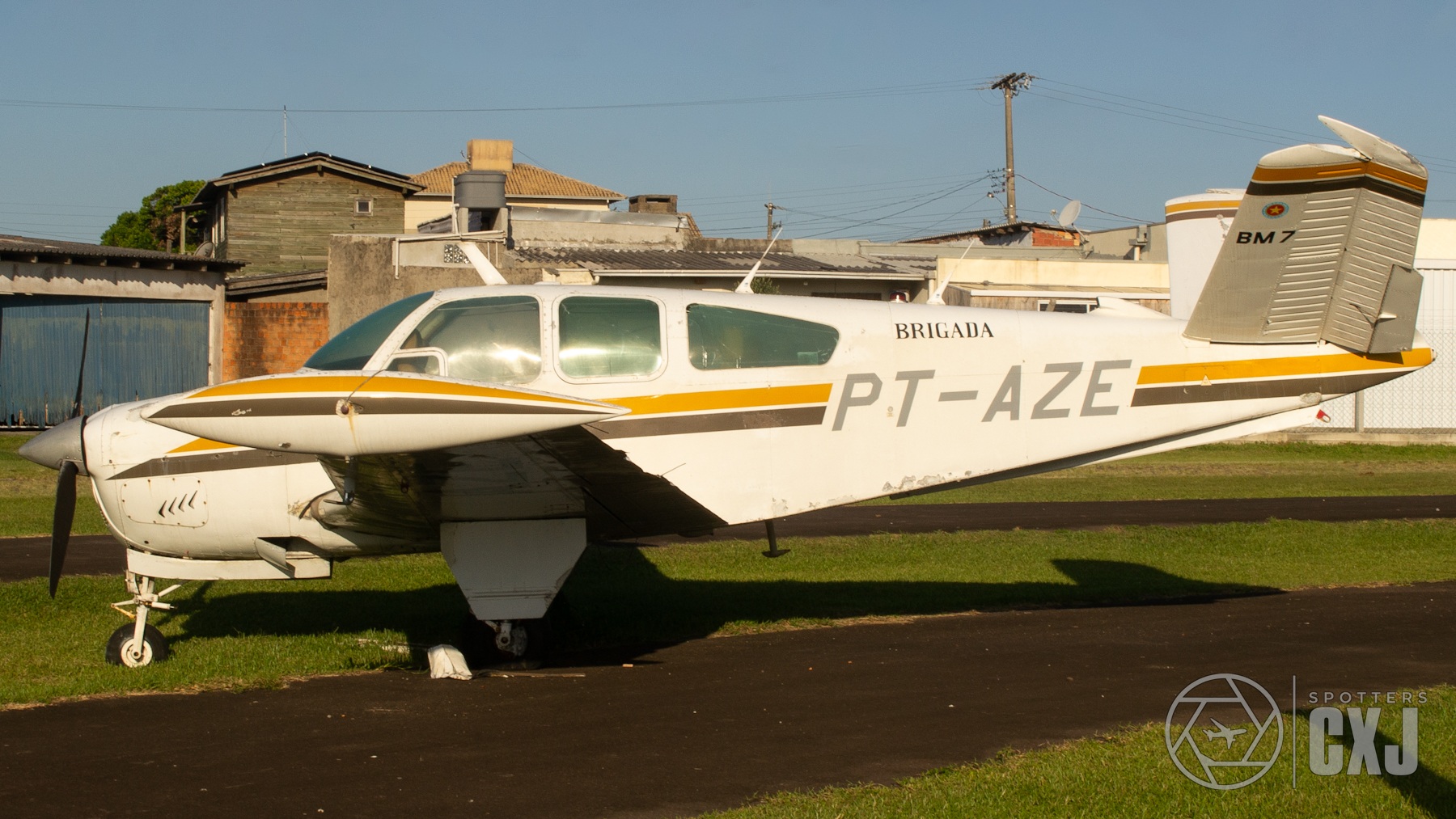 H35 · BE35 · PT-AZE · Capão da Canoa Airport (SSKK) — Capão Da Canoa / BR — -29.763611, -50.036945 · Uma relíquia dos céus gaúchos, este bonanza esta em exposição na base militar em Capão da Canoa.