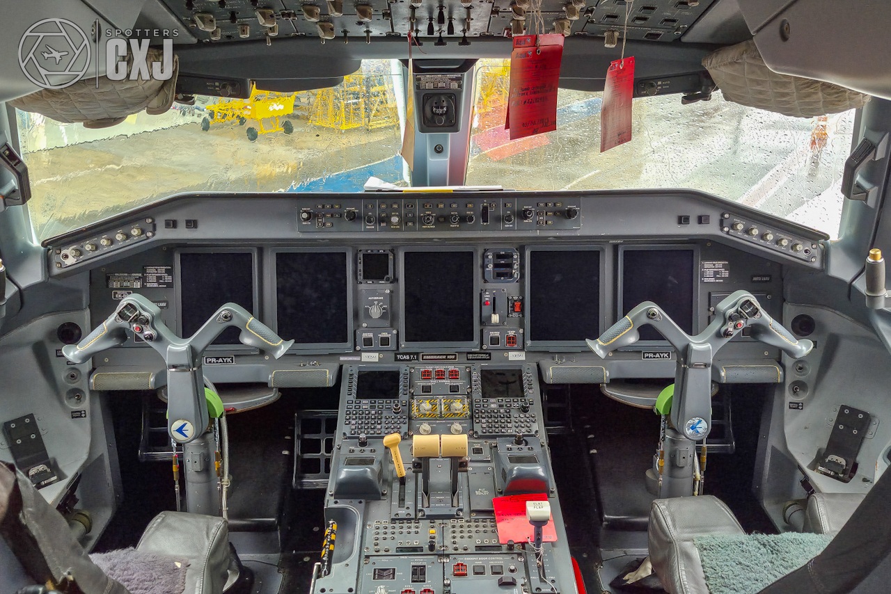 ERJ 190-200 LR · E195 · PR-AYK · Pampulha - Carlos Drummond de Andrade Airport (PLU / SBBH) — Belo Horizonte / BR — -19.85074, -43.950316