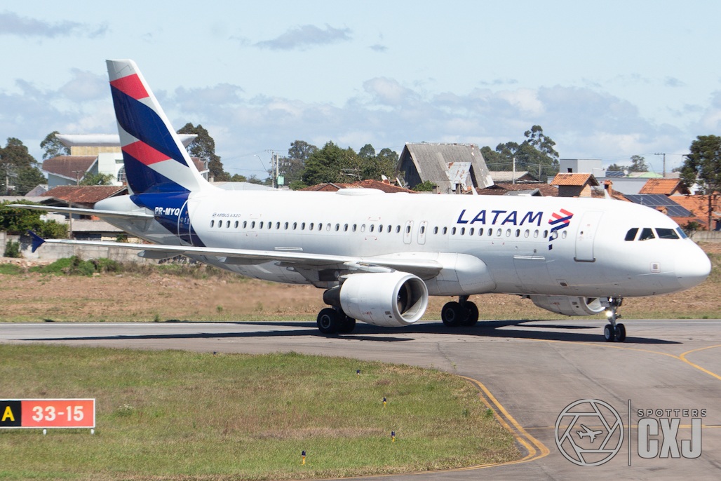 A320-214 · A320 · PR-MYQ · Hugo Cantergiani Regional Airport (CXJ / SBCX) — Caxias Do Sul / BR — -29.197183, -51.187647 · Airbus A320 Taxiando no Hugo Cantergiani - CXJ